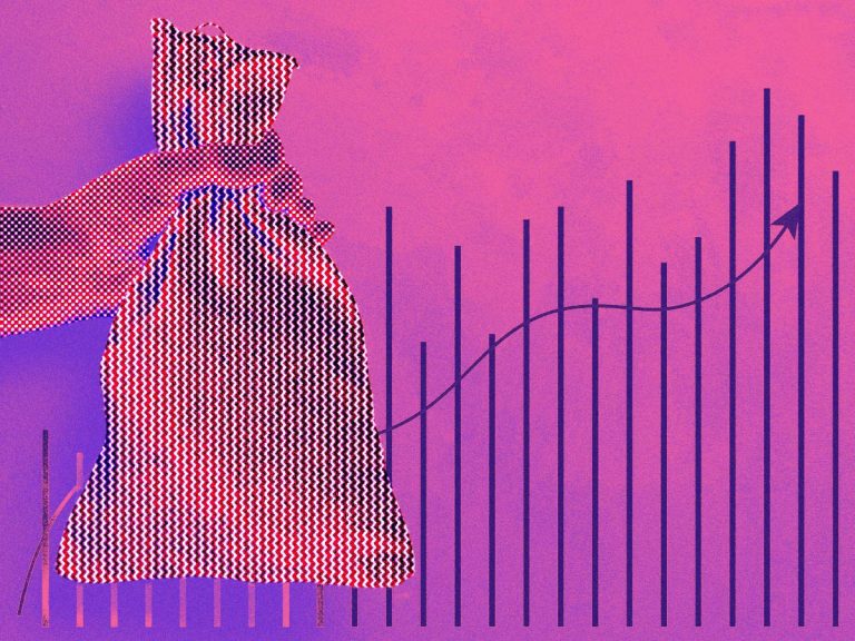 Hand hält einen Sack voller Geld. Im Hintergrund ein Wachstumsdiagramm.